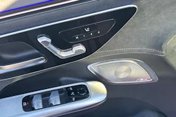 Punainen Mercedes-Benz EQE 2023 kuva 5.