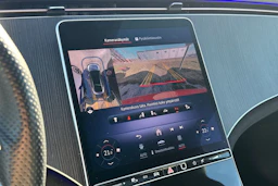 Punainen Mercedes-Benz EQE 2023 kuva 6.