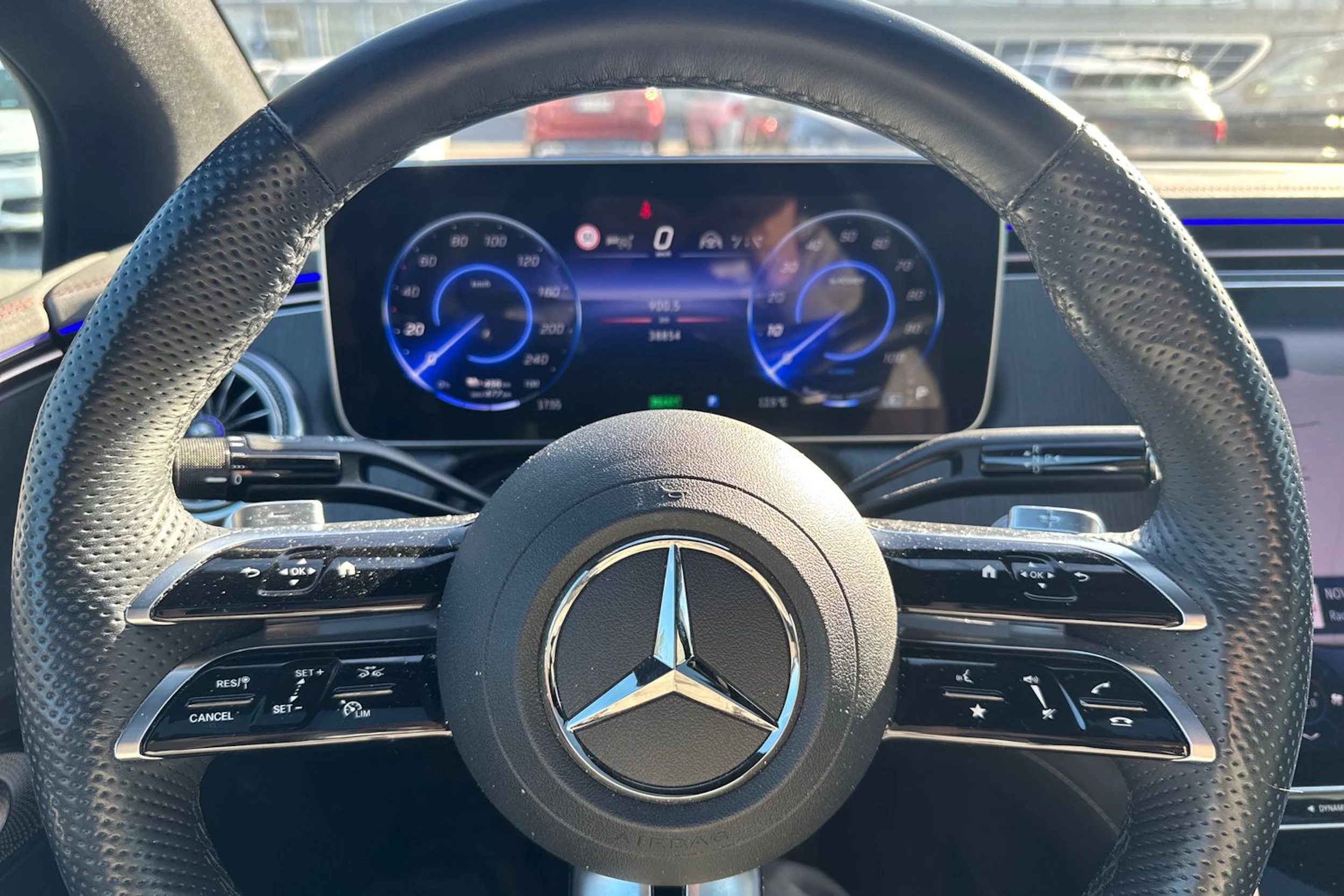 Punainen Mercedes-Benz EQE 2023 kuva 7.