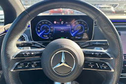 Punainen Mercedes-Benz EQE 2023 kuva 7.