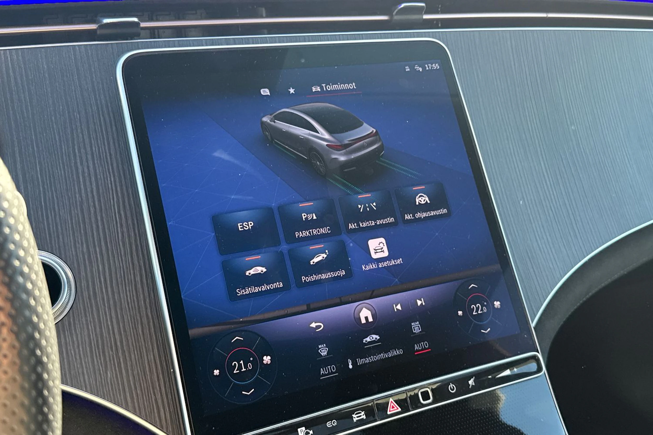 Punainen Mercedes-Benz EQE 2023 kuva 8.