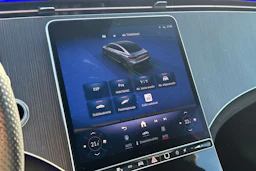 Punainen Mercedes-Benz EQE 2023 kuva 8.