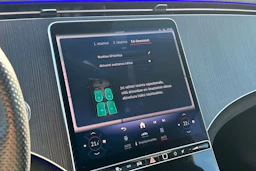 Punainen Mercedes-Benz EQE 2023 kuva 9.