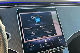 Punainen Mercedes-Benz EQE 2023 kuva 10.