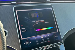 Punainen Mercedes-Benz EQE 2023 kuva 11.