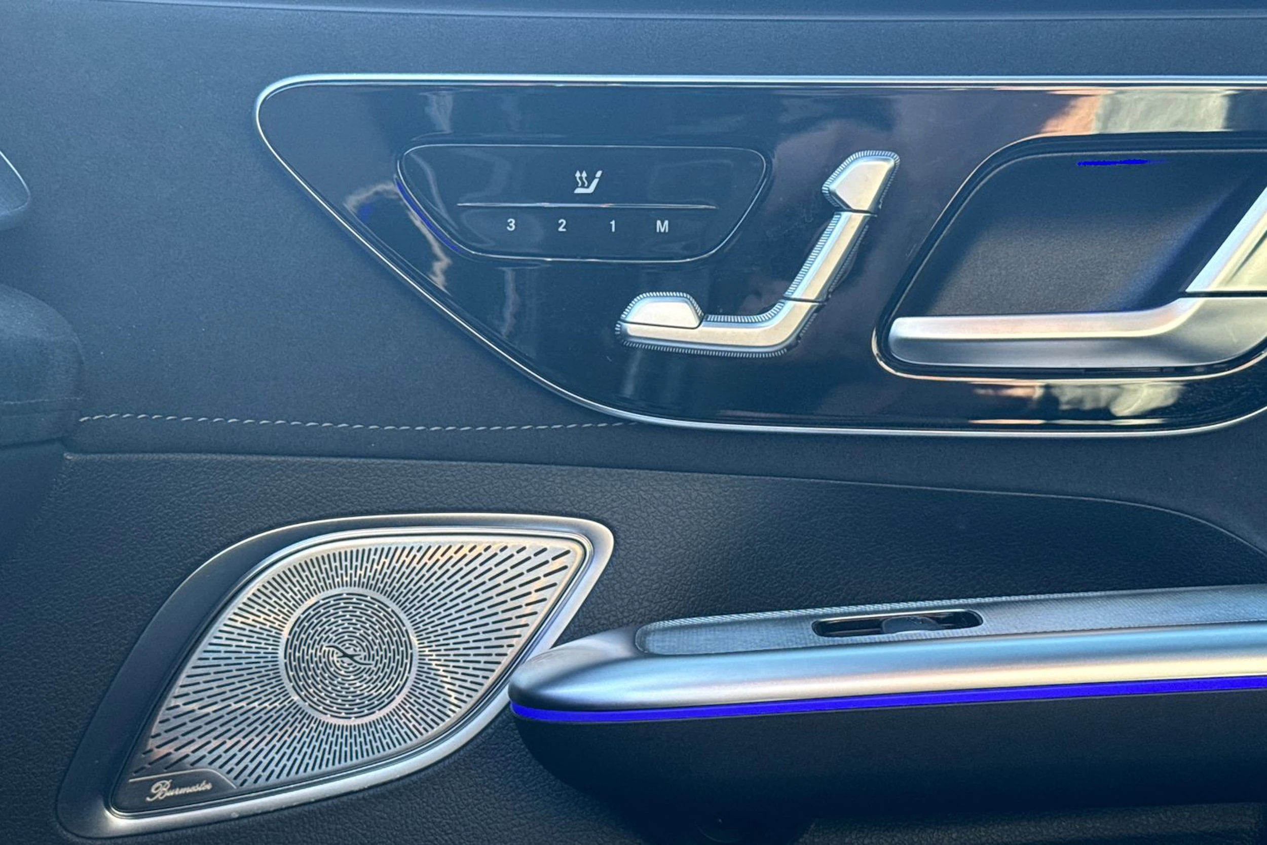 Punainen Mercedes-Benz EQE 2023 kuva 12.