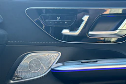 Punainen Mercedes-Benz EQE 2023 kuva 12.