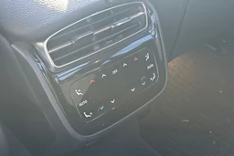 Punainen Mercedes-Benz EQE 2023 kuva 13.