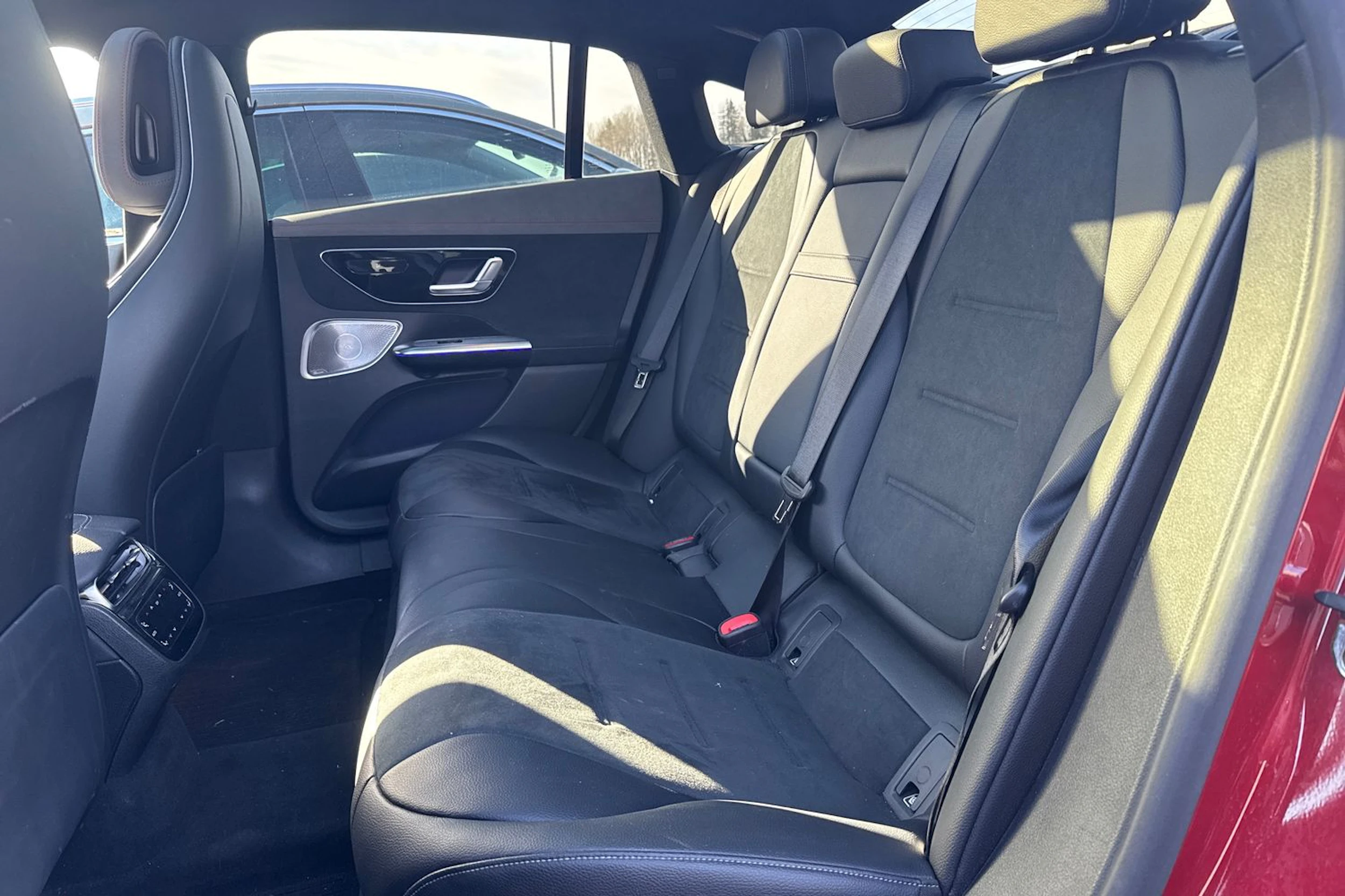 Punainen Mercedes-Benz EQE 2023 kuva 14.