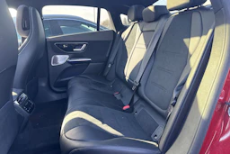 Punainen Mercedes-Benz EQE 2023 kuva 14.