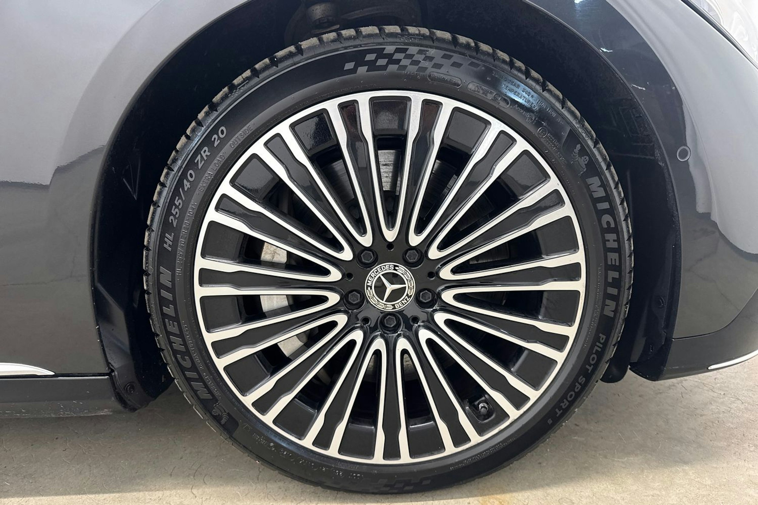 harmaa Mercedes-Benz EQE 2023 kuva 9.