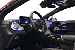 punainen Mercedes-Benz EQE 2023 kuva 7.