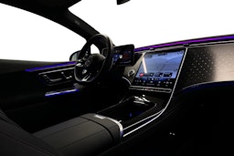 punainen Mercedes-Benz EQE 2023 kuva 9.