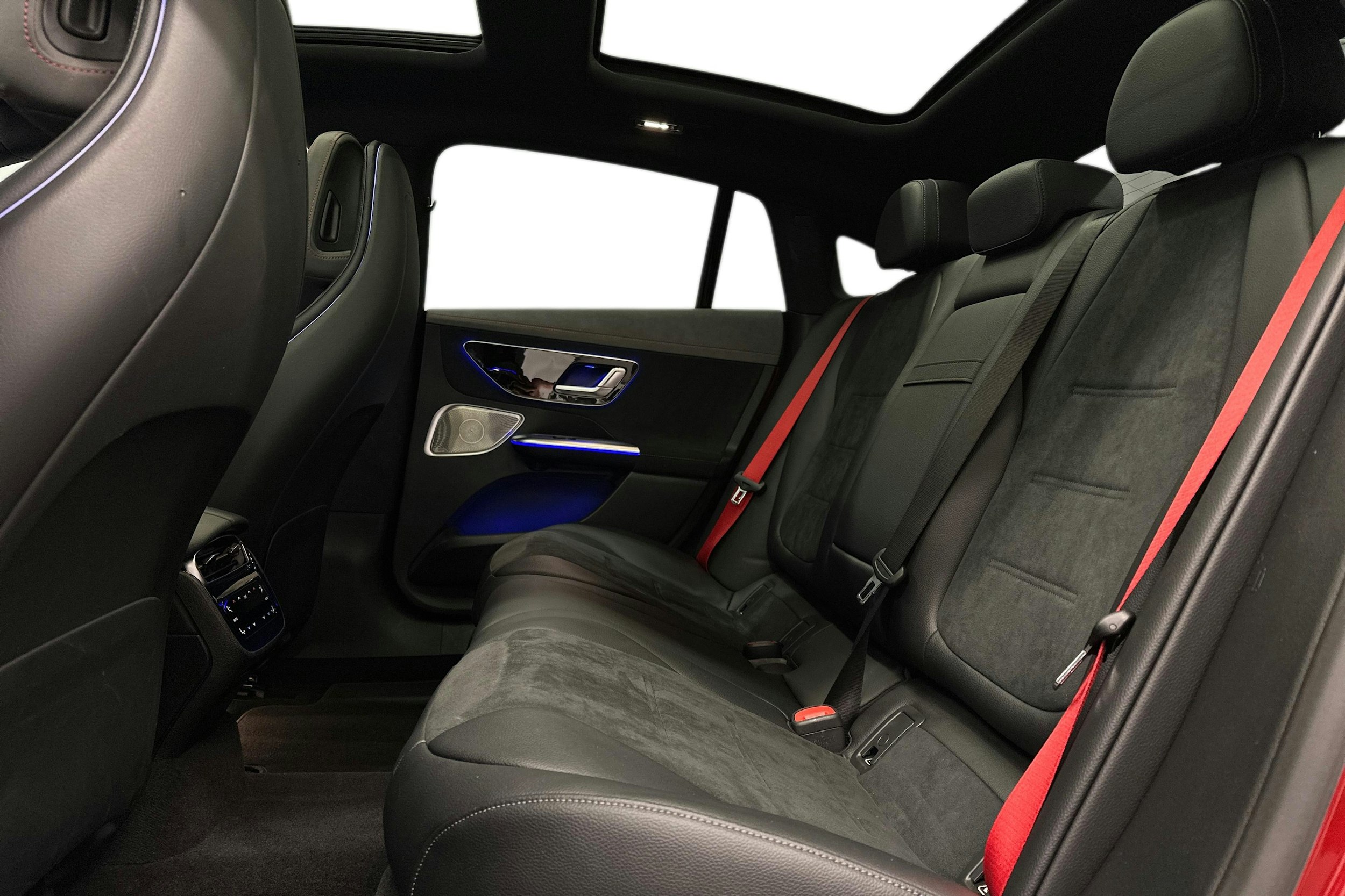 punainen Mercedes-Benz EQE 2023 kuva 10.