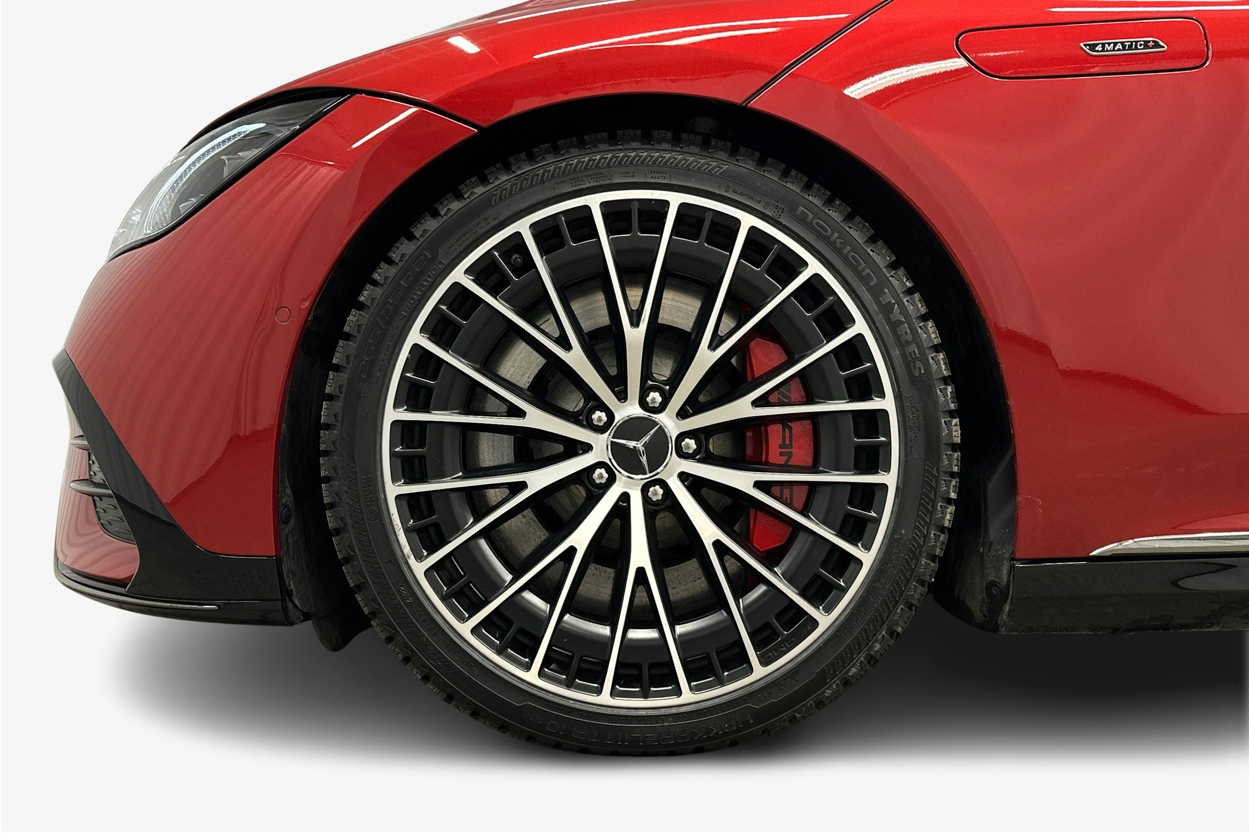 punainen Mercedes-Benz EQE 2023 kuva 11.