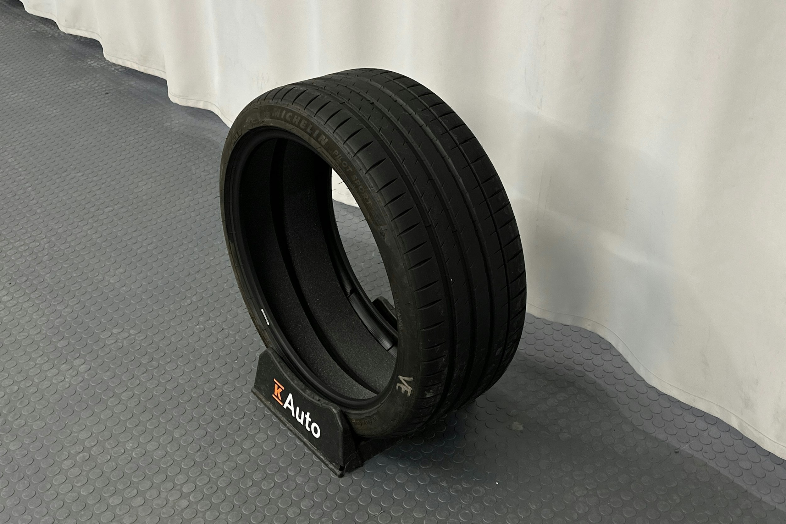 punainen Mercedes-Benz EQE 2023 kuva 13.