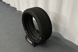 punainen Mercedes-Benz EQE 2023 kuva 13.