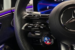 punainen Mercedes-Benz EQE 2023 kuva 14.