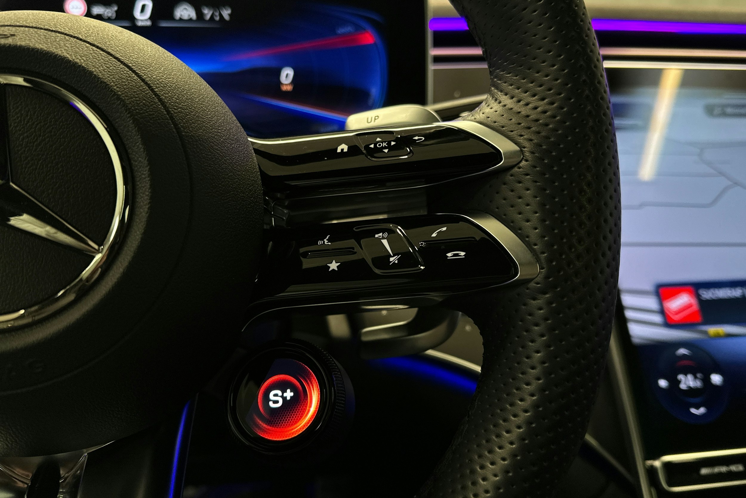 punainen Mercedes-Benz EQE 2023 kuva 15.