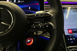 punainen Mercedes-Benz EQE 2023 kuva 15.