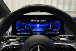 punainen Mercedes-Benz EQE 2023 kuva 16.