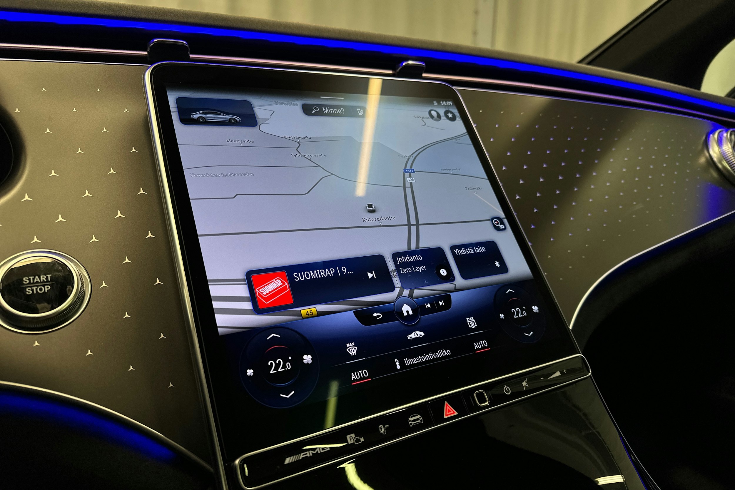 punainen Mercedes-Benz EQE 2023 kuva 17.