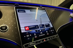 punainen Mercedes-Benz EQE 2023 kuva 17.