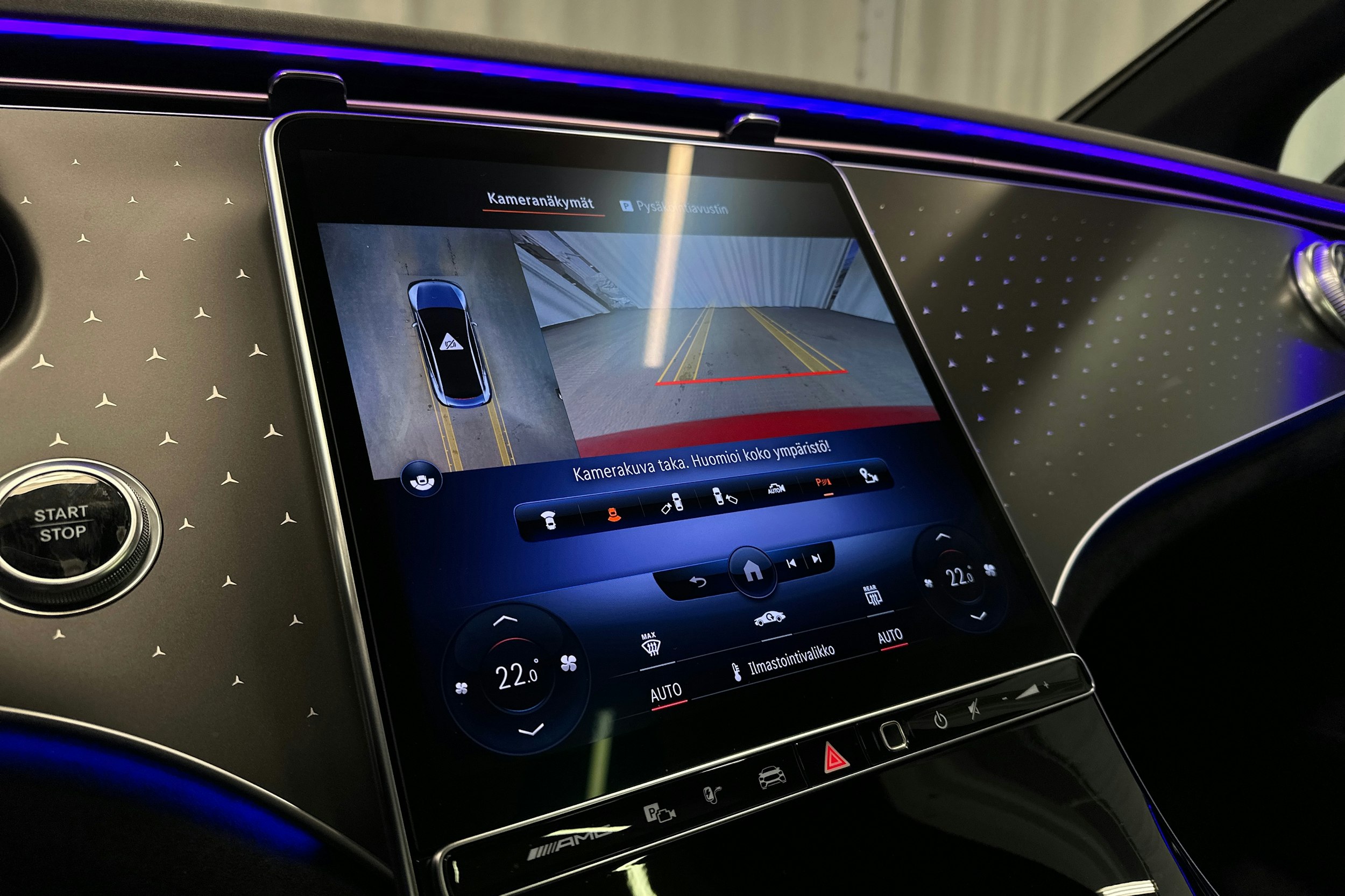 punainen Mercedes-Benz EQE 2023 kuva 18.