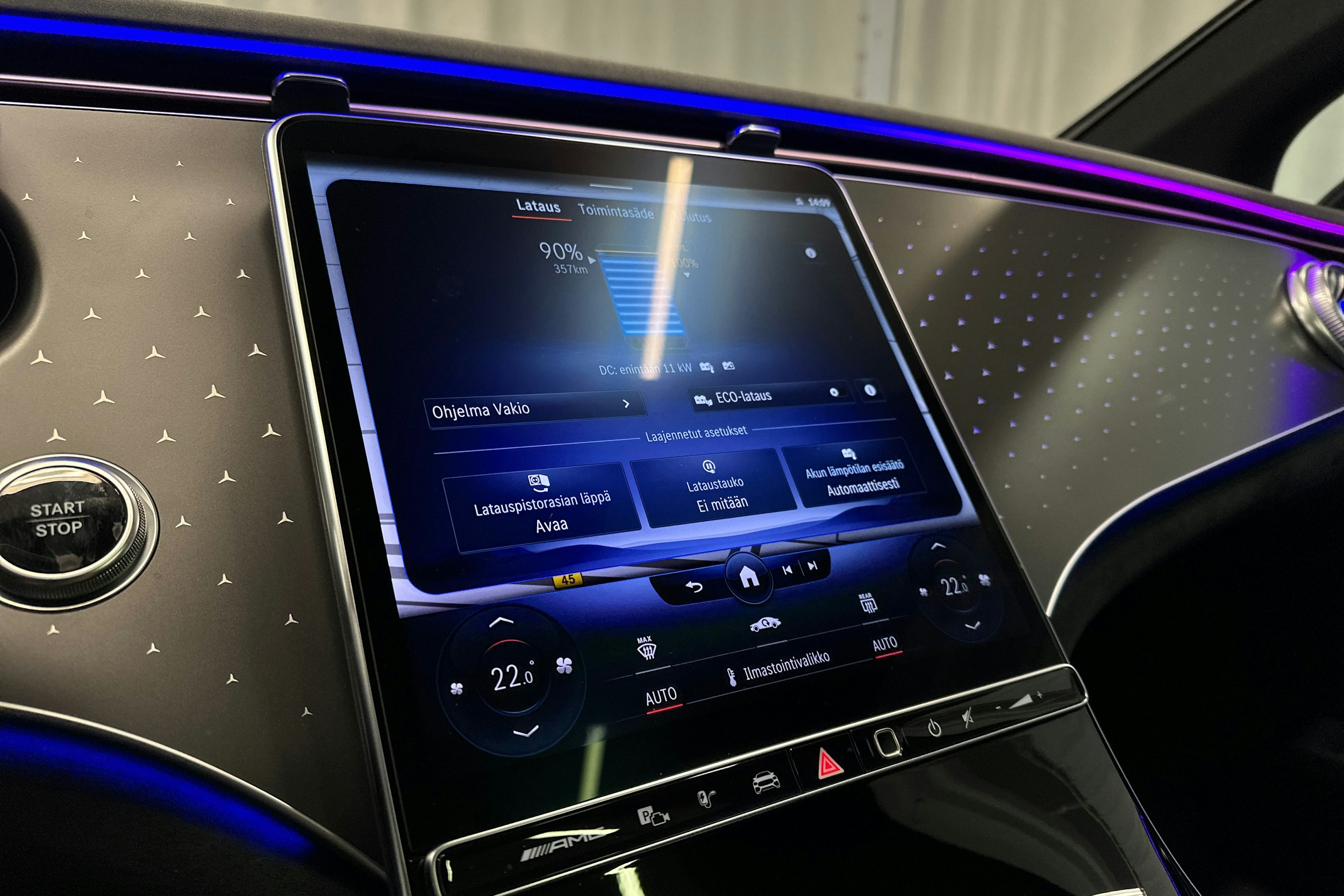 punainen Mercedes-Benz EQE 2023 kuva 19.