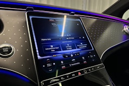 punainen Mercedes-Benz EQE 2023 kuva 19.