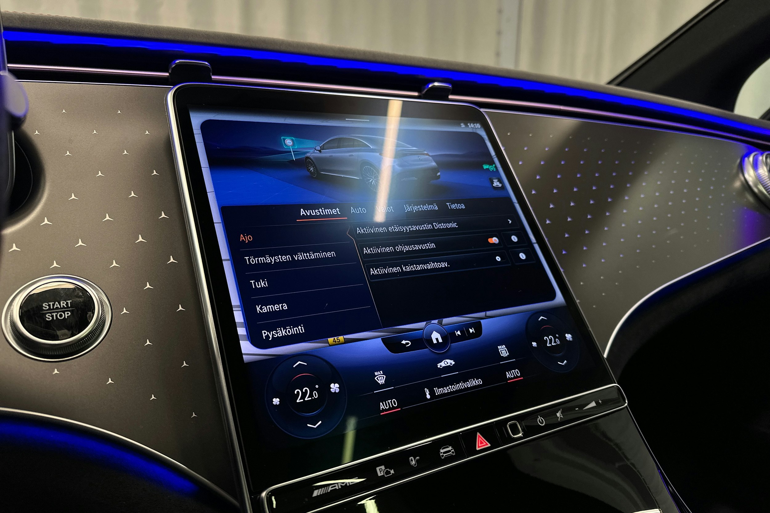 punainen Mercedes-Benz EQE 2023 kuva 20.