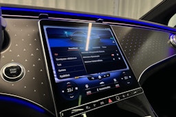 punainen Mercedes-Benz EQE 2023 kuva 20.