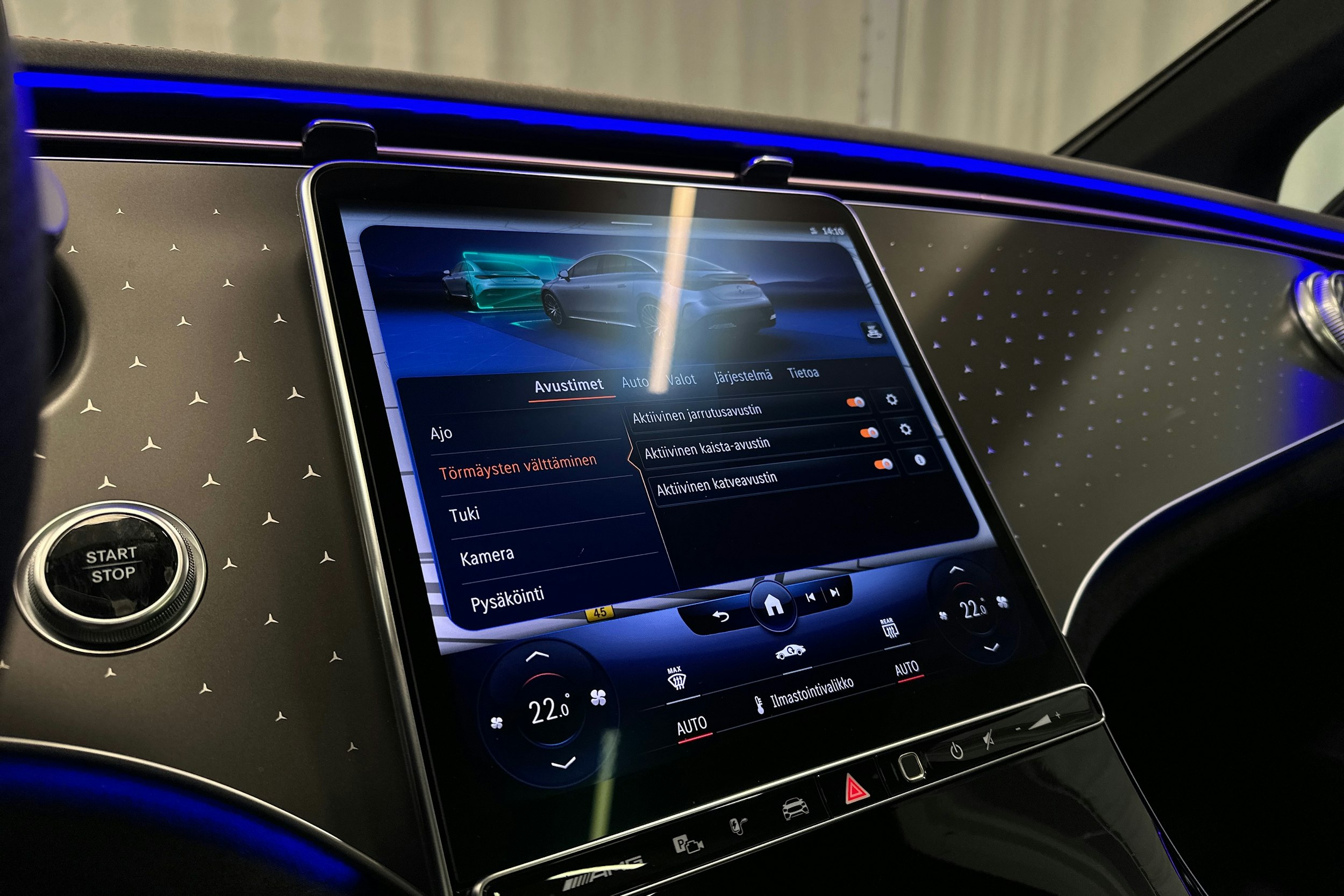 punainen Mercedes-Benz EQE 2023 kuva 21.