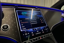 punainen Mercedes-Benz EQE 2023 kuva 21.