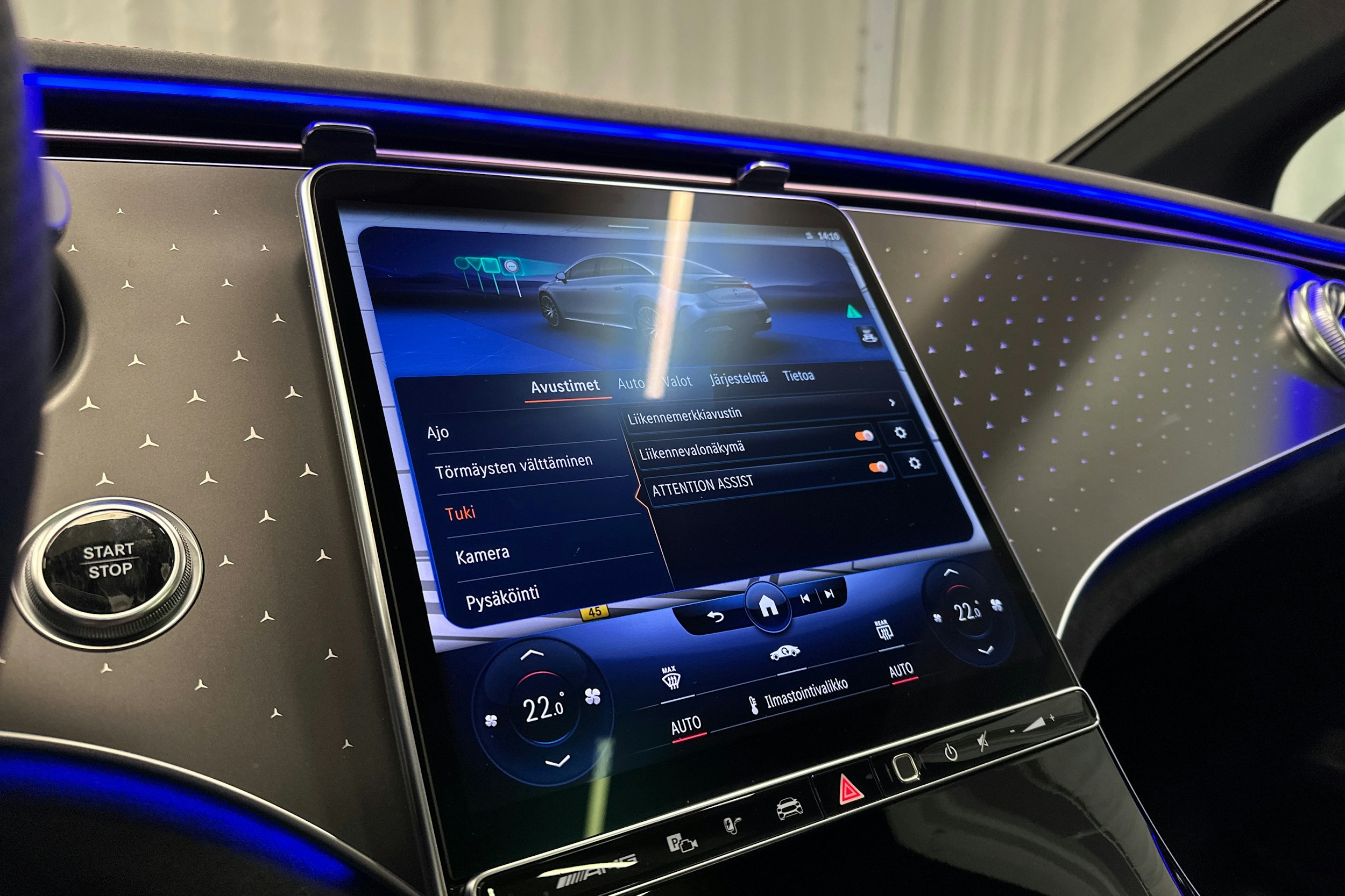 punainen Mercedes-Benz EQE 2023 kuva 22.