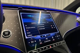 punainen Mercedes-Benz EQE 2023 kuva 22.