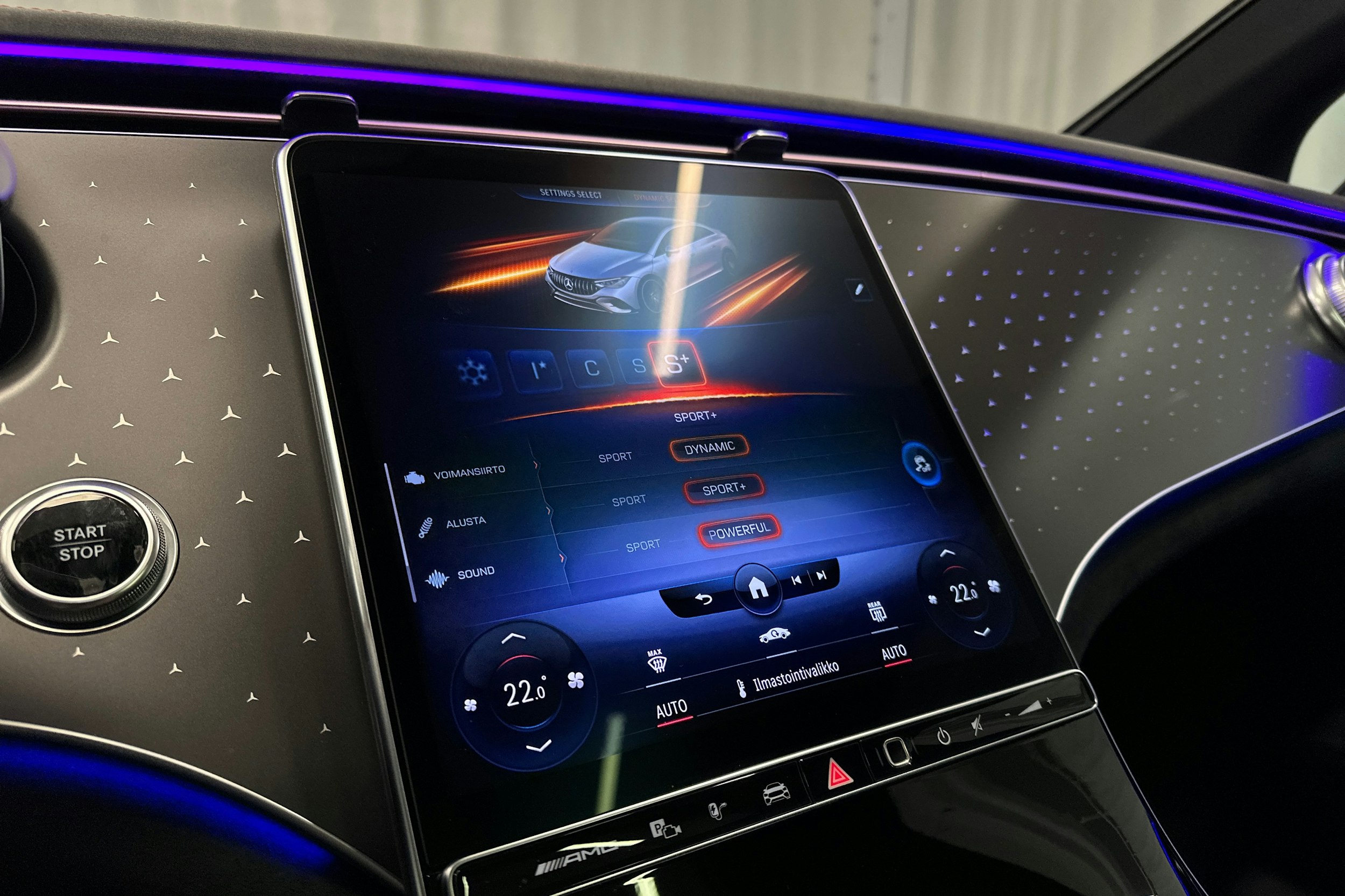 punainen Mercedes-Benz EQE 2023 kuva 23.