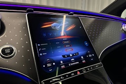 punainen Mercedes-Benz EQE 2023 kuva 23.