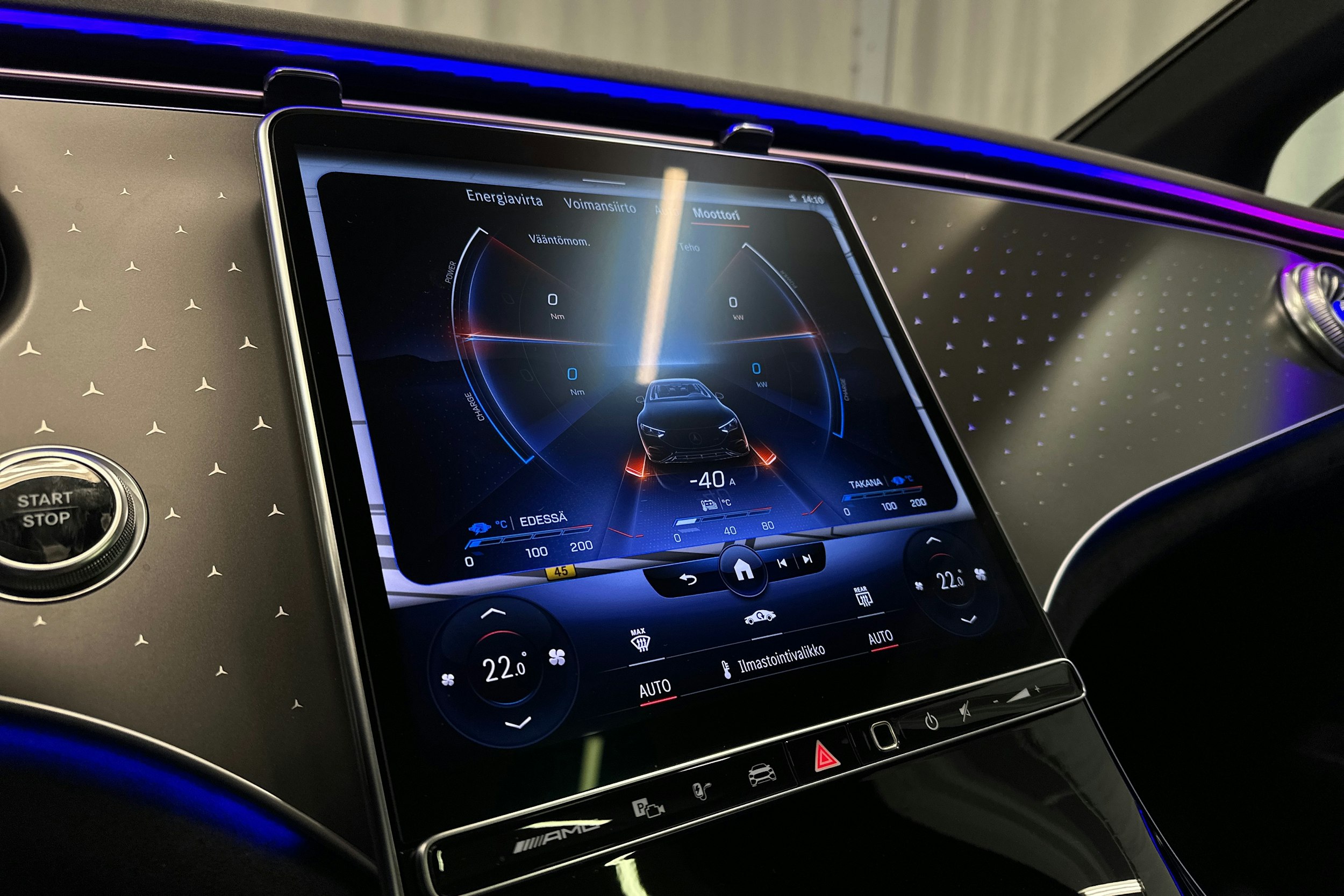 punainen Mercedes-Benz EQE 2023 kuva 24.