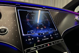 punainen Mercedes-Benz EQE 2023 kuva 24.