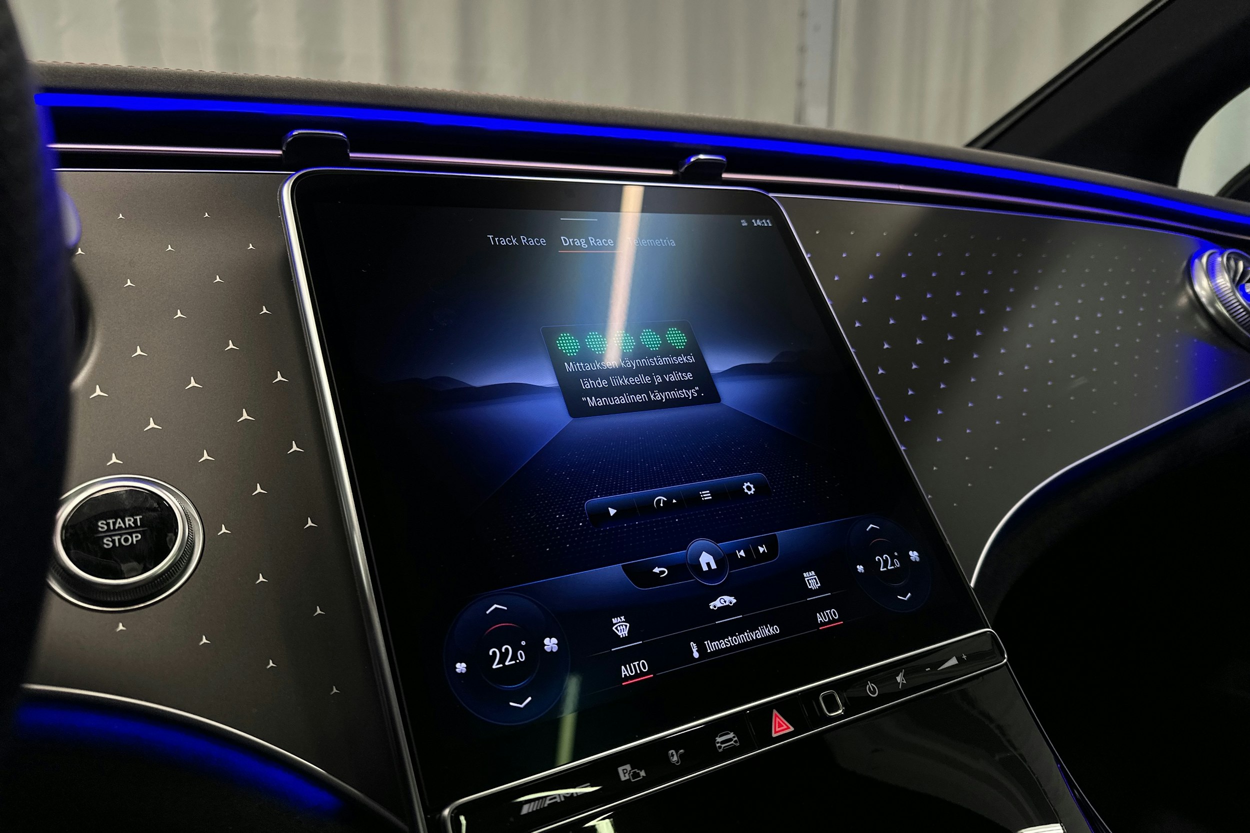 punainen Mercedes-Benz EQE 2023 kuva 25.