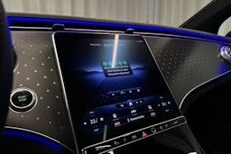 punainen Mercedes-Benz EQE 2023 kuva 25.