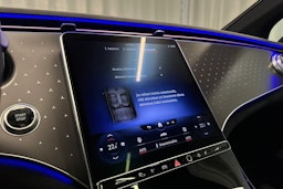 punainen Mercedes-Benz EQE 2023 kuva 26.