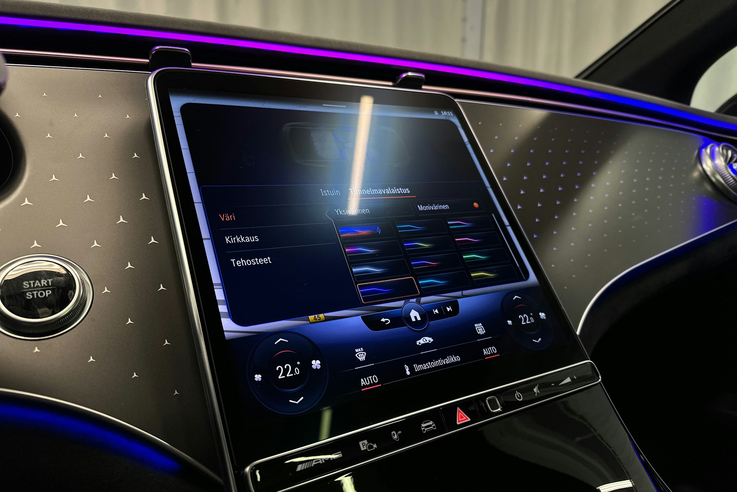 punainen Mercedes-Benz EQE 2023 kuva 27.