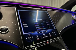 punainen Mercedes-Benz EQE 2023 kuva 27.