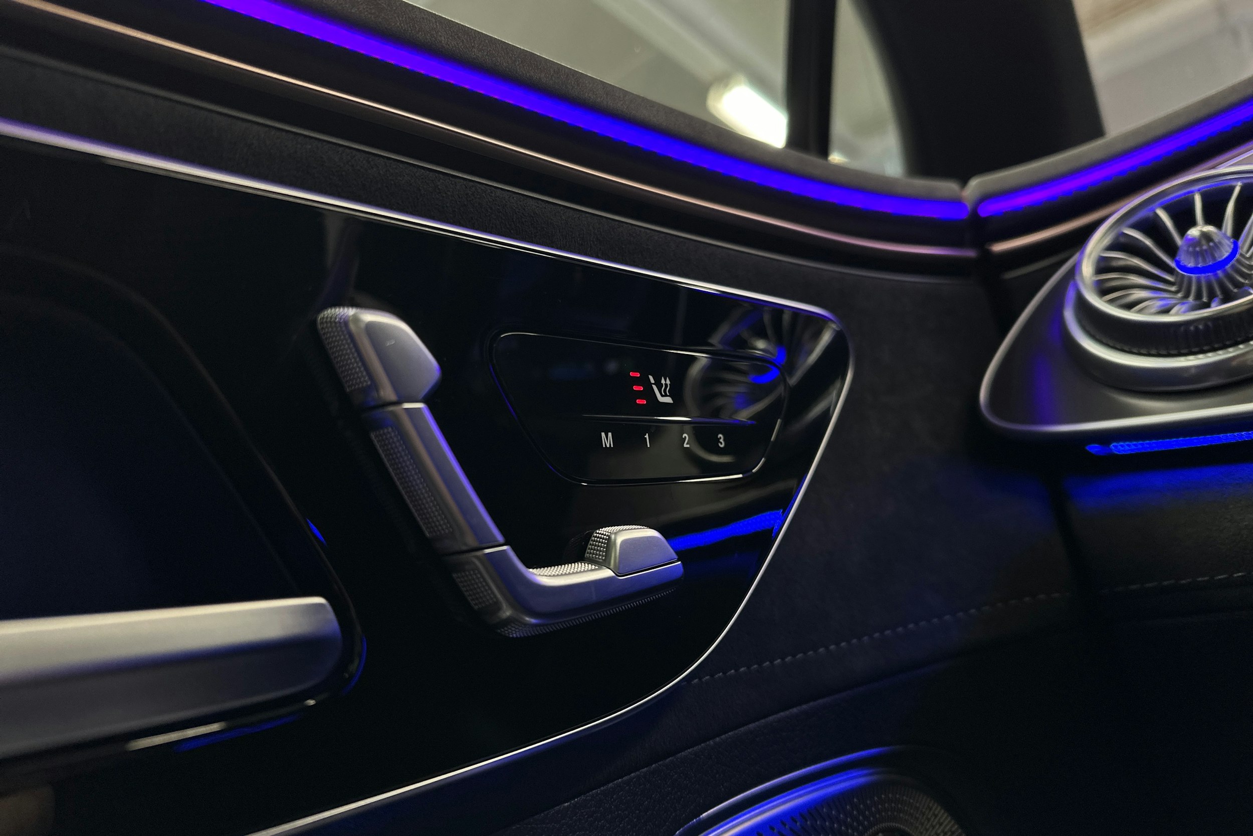 punainen Mercedes-Benz EQE 2023 kuva 28.