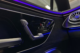 punainen Mercedes-Benz EQE 2023 kuva 28.