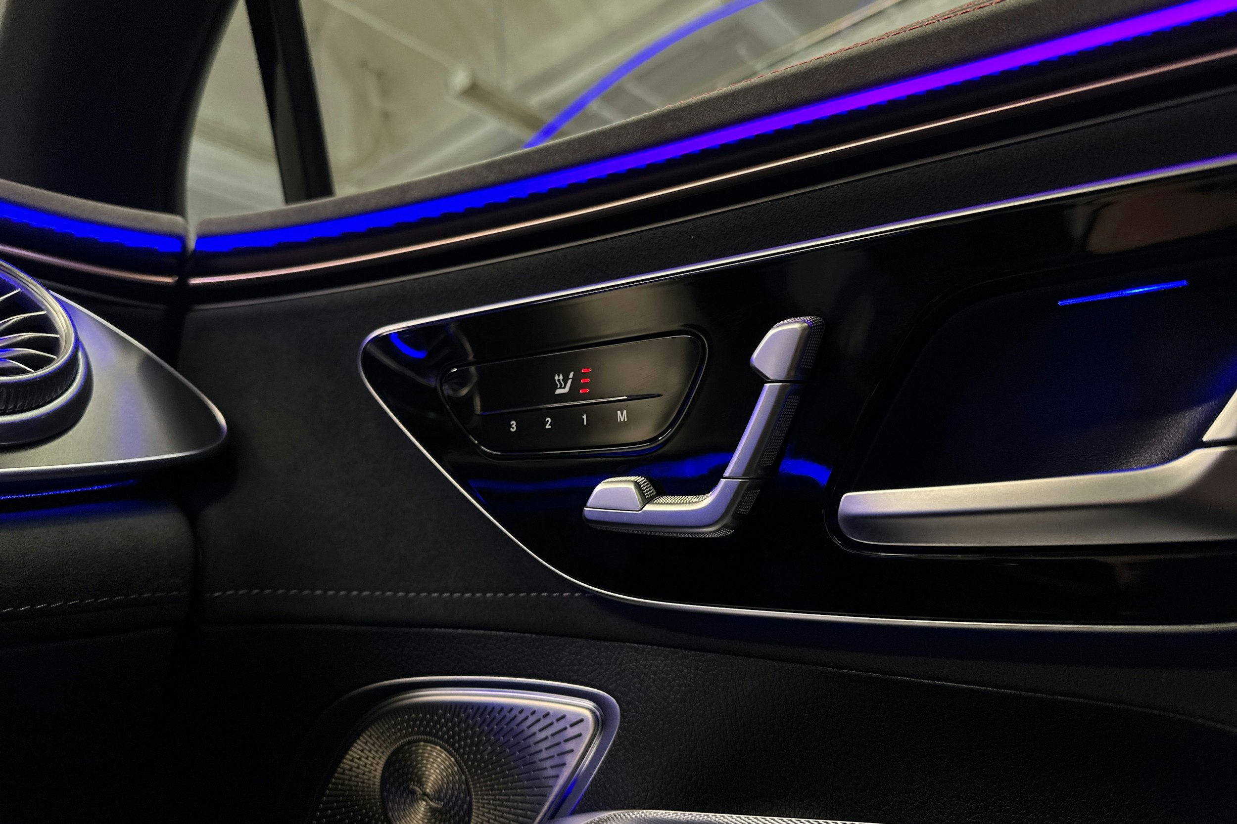 punainen Mercedes-Benz EQE 2023 kuva 29.