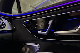 punainen Mercedes-Benz EQE 2023 kuva 29.