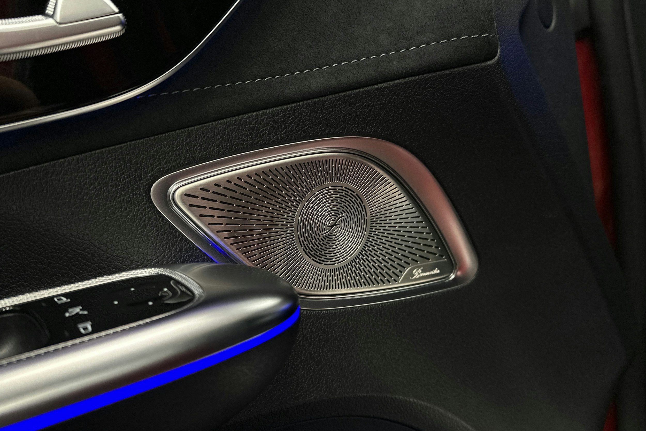 punainen Mercedes-Benz EQE 2023 kuva 30.